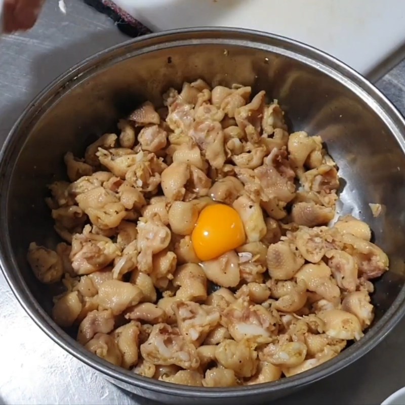 Bước 3 Tẩm ướp sụn gà Sụn gà rang muối Hong Kong