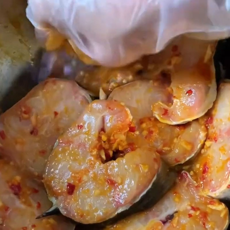 Bước 3 Tẩm ướp và massage cá cá tầm nướng nồi chiên không dầu