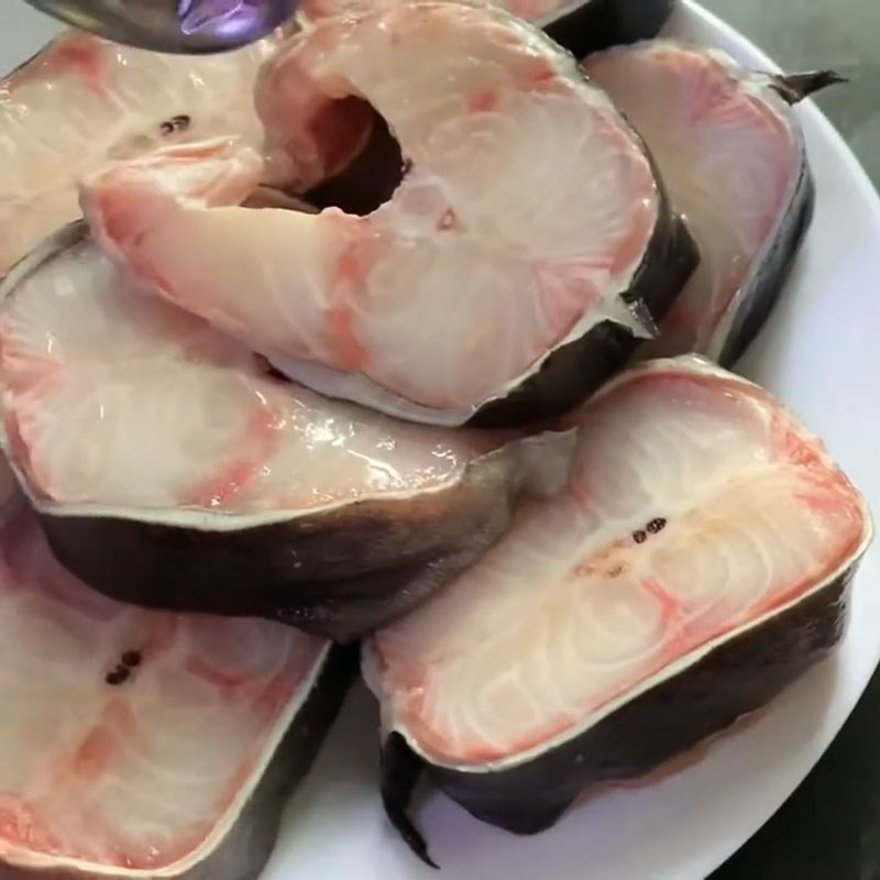 Bước 3 Tẩm ướp và massage cá cá tầm nướng nồi chiên không dầu