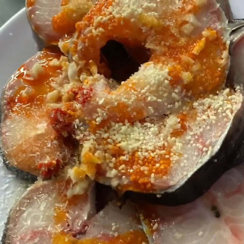 Bước 3 Tẩm ướp và massage cá cá tầm nướng nồi chiên không dầu