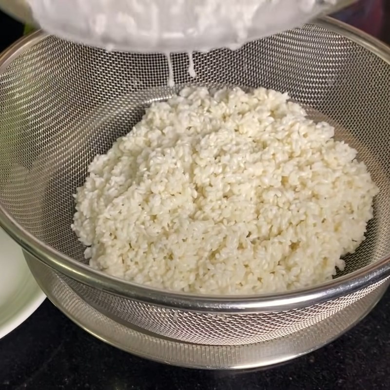 Bước 3 Tán nhuyễn đậu xanh tơi mịn Xôi đậu xanh nước cốt dừa bằng xửng hấp