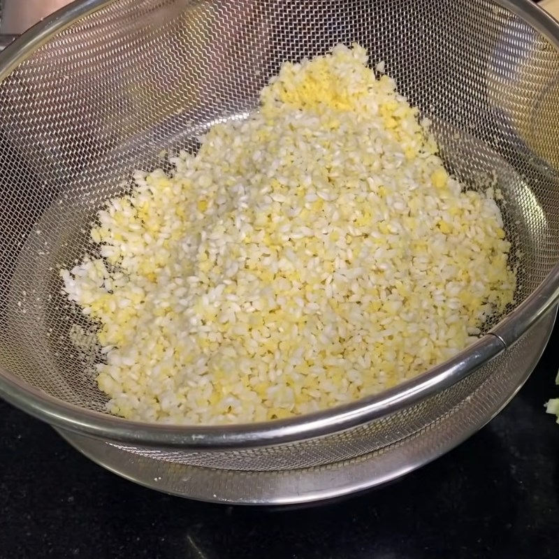 Bước 3 Tán nhuyễn đậu xanh tơi mịn Xôi đậu xanh nước cốt dừa bằng xửng hấp