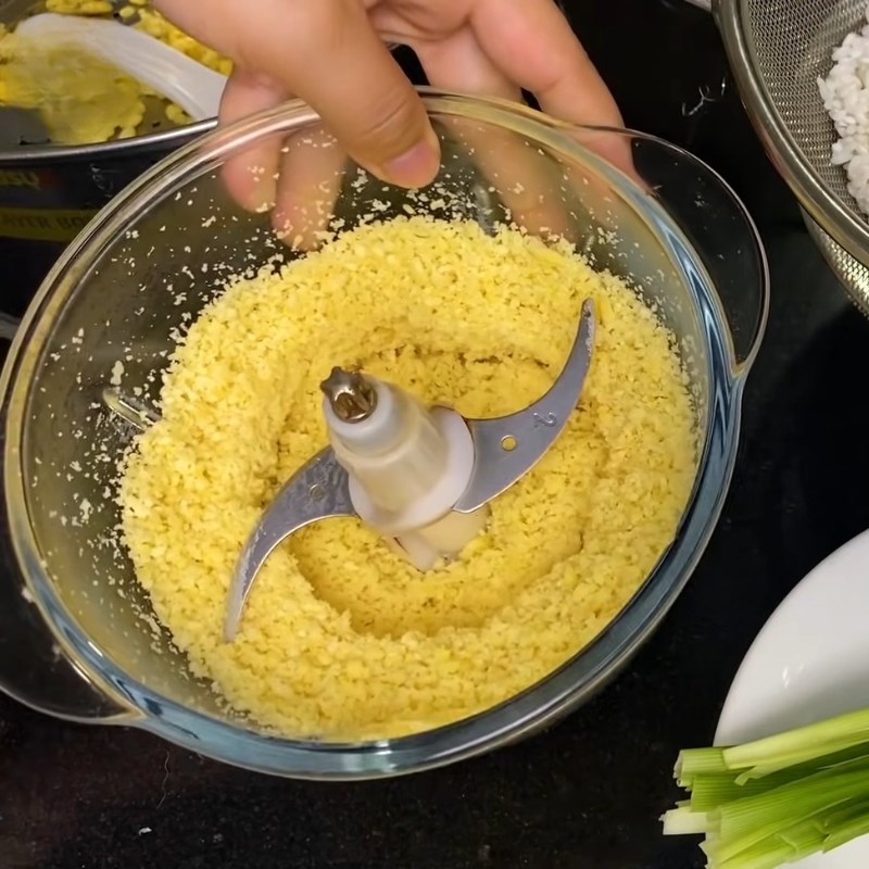 Bước 3 Tán nhuyễn đậu xanh tơi mịn Xôi đậu xanh nước cốt dừa bằng xửng hấp