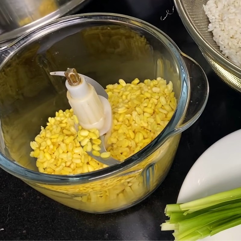 Bước 3 Tán nhuyễn đậu xanh tơi mịn Xôi đậu xanh nước cốt dừa bằng xửng hấp