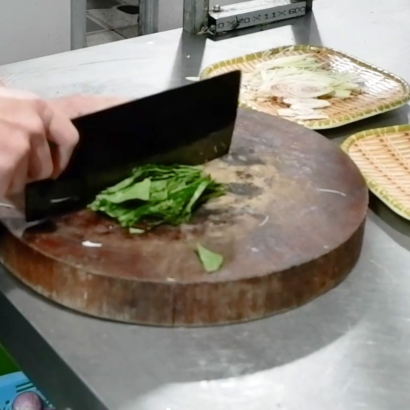 Bước 4 Thái sả và lá nốt cá tầm rang muối