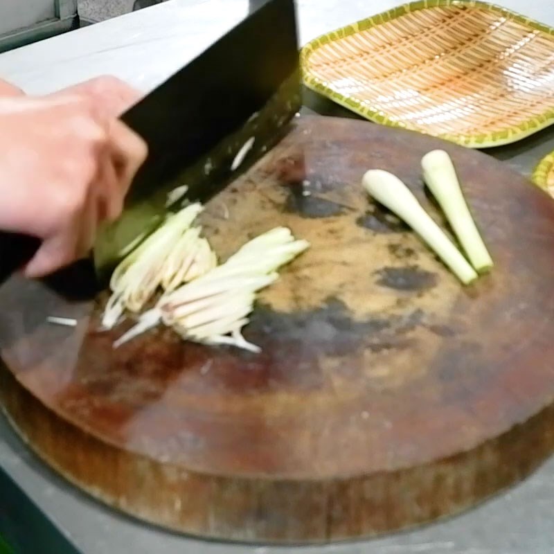 Bước 4 Thái sả và lá nốt cá tầm rang muối