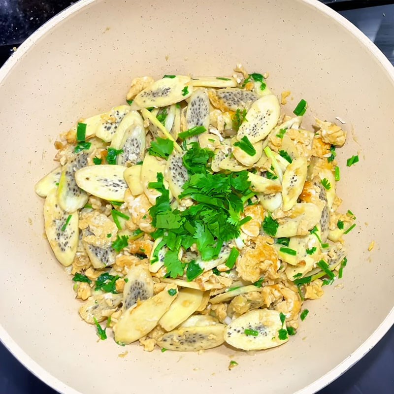 Bước 4 Thành phẩm Củ niễng xào trứng