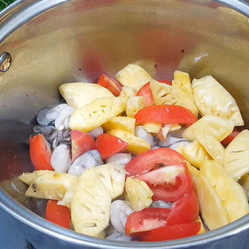 Bước 3 Thêm cà chua, dứa và đun canh chua canh chua hàu sữa