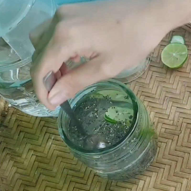 Bước 2 Thêm chanh tươi vào thức uống thanh lọc cơ thể Nước chanh giảm cân