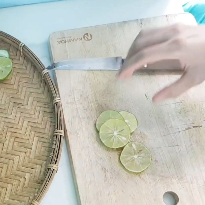 Bước 2 Thêm chanh tươi vào thức uống thanh lọc cơ thể Nước chanh giảm cân