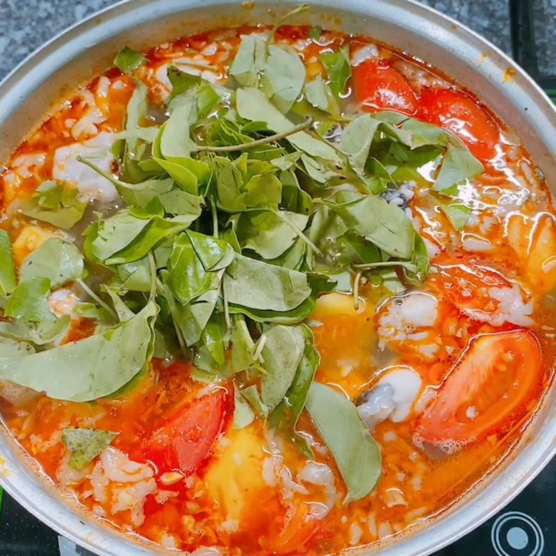 Bước 4 Thêm lá giang và hoàn thiện hương vị chua cay Lẩu ếch chua cay