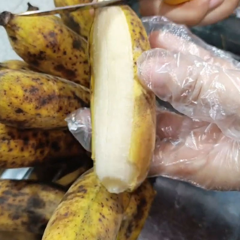 Bước 4 Thêm Sữa đặc và sơ chế chuối Kem chuối không bị đông đá