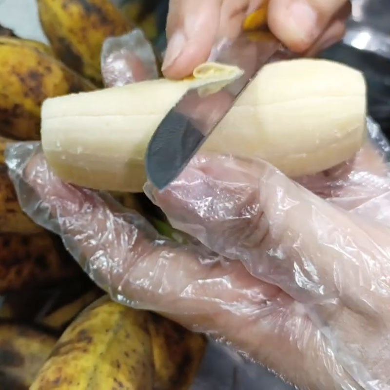 Bước 4 Thêm Sữa đặc và sơ chế chuối Kem chuối không bị đông đá