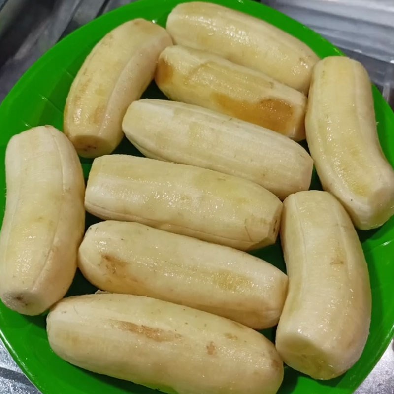 Bước 4 Thêm Sữa đặc và sơ chế chuối Kem chuối không bị đông đá