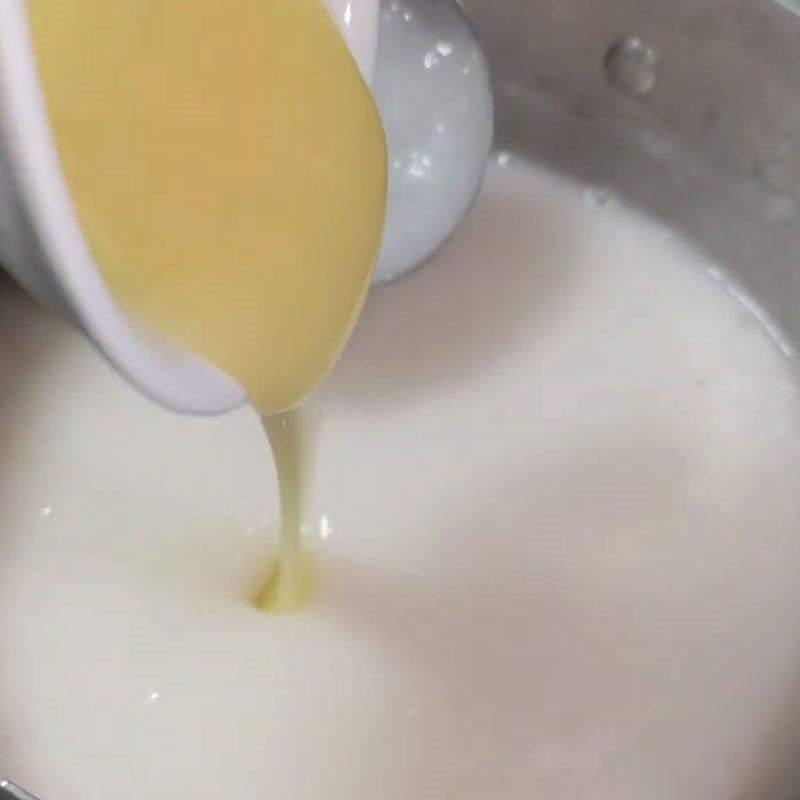 Bước 4 Thêm Sữa đặc và sơ chế chuối Kem chuối không bị đông đá