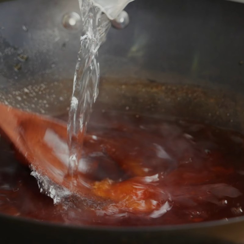 Bước 2 Thêm tương ớt và nước lọc, làm sánh sốt Nước sốt chua ngọt