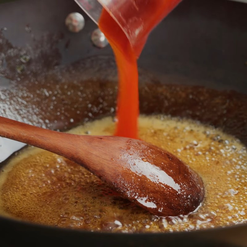 Bước 2 Thêm tương ớt và nước lọc, làm sánh sốt Nước sốt chua ngọt