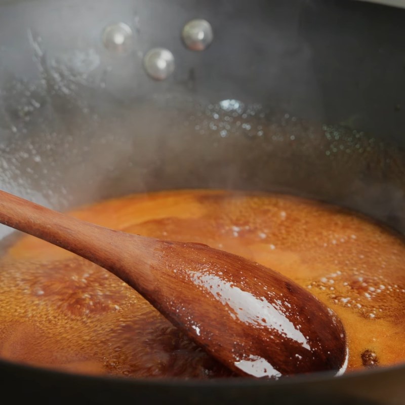 Bước 2 Thêm tương ớt và nước lọc, làm sánh sốt Nước sốt chua ngọt