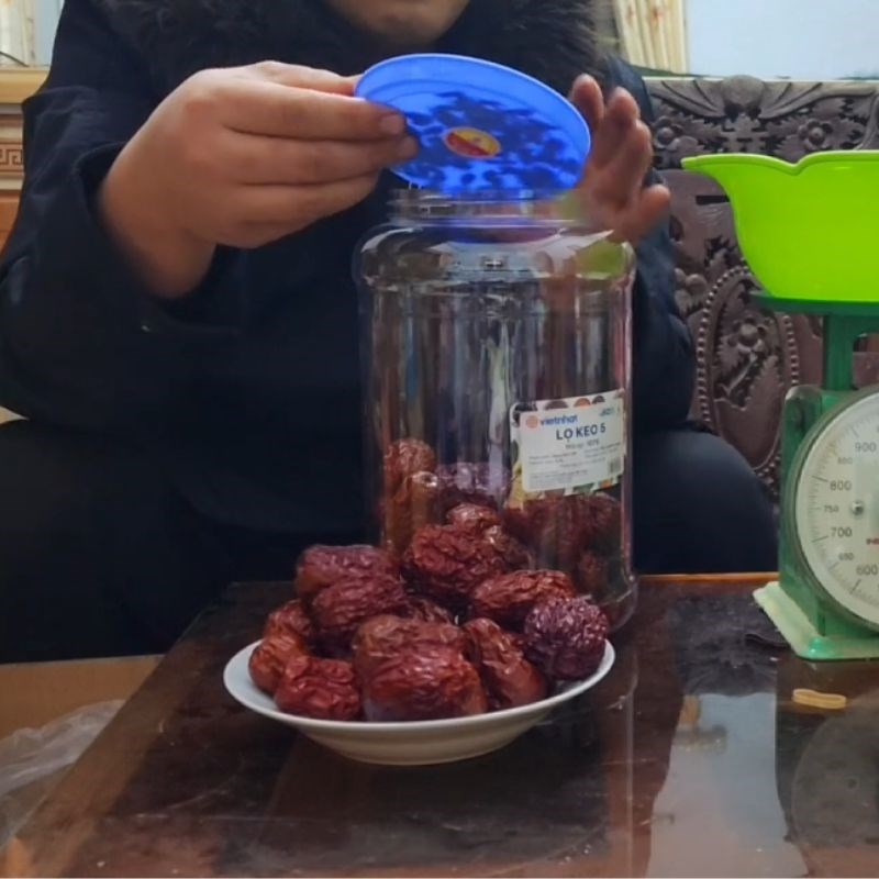 Bước 2 Tiến hành ngâm rượu táo đỏ kỷ tử Rượu táo đỏ kỷ tử