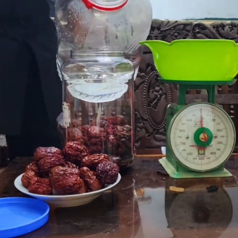 Bước 2 Tiến hành ngâm rượu táo đỏ kỷ tử Rượu táo đỏ kỷ tử
