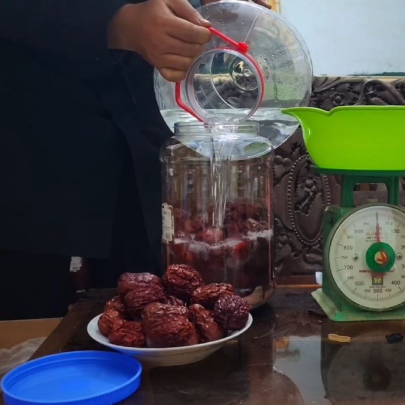 Bước 2 Tiến hành ngâm rượu táo đỏ kỷ tử Rượu táo đỏ kỷ tử
