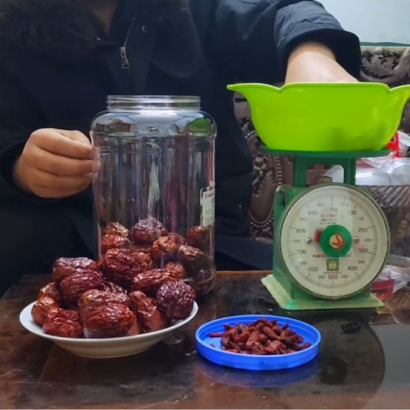 Bước 2 Tiến hành ngâm rượu táo đỏ kỷ tử Rượu táo đỏ kỷ tử