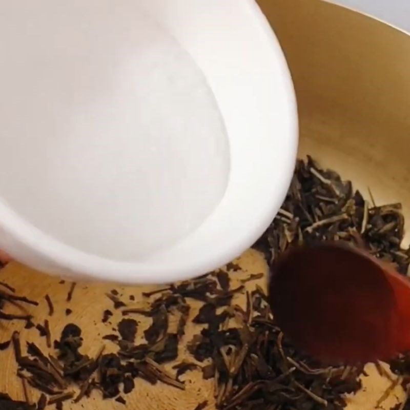 Bước 1 Rang trà và đường tạo màu caramel Trà sữa nấu bằng trà khô
