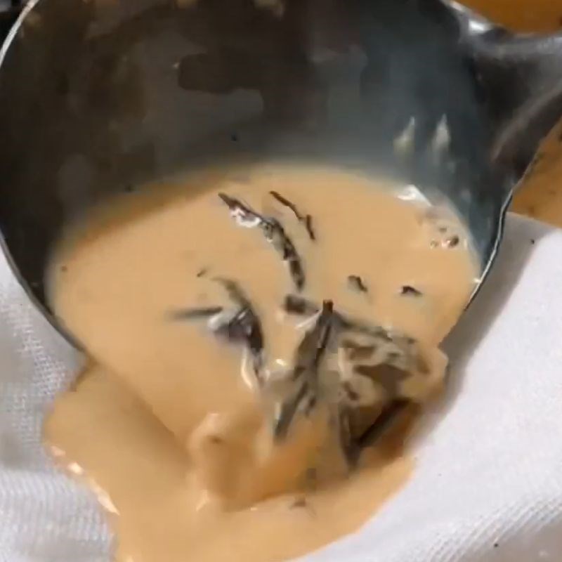 Bước 5 Lọc trà sữa và thưởng thức Trà sữa nấu bằng trà khô