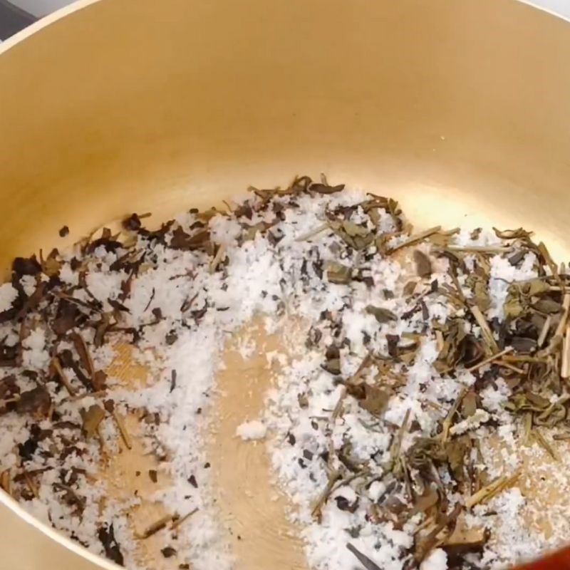 Bước 1 Rang trà và đường tạo màu caramel Trà sữa nấu bằng trà khô