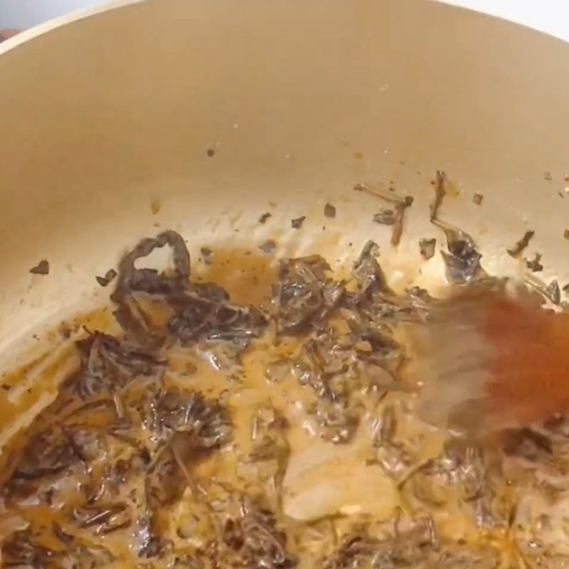 Bước 1 Rang trà và đường tạo màu caramel Trà sữa nấu bằng trà khô