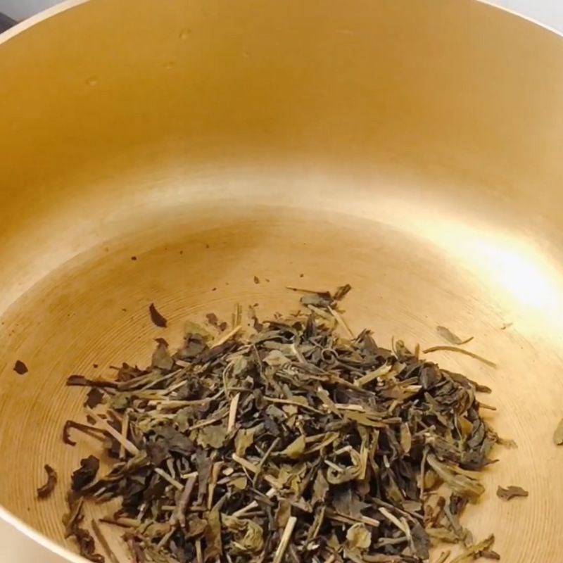 Bước 1 Rang trà và đường tạo màu caramel Trà sữa nấu bằng trà khô