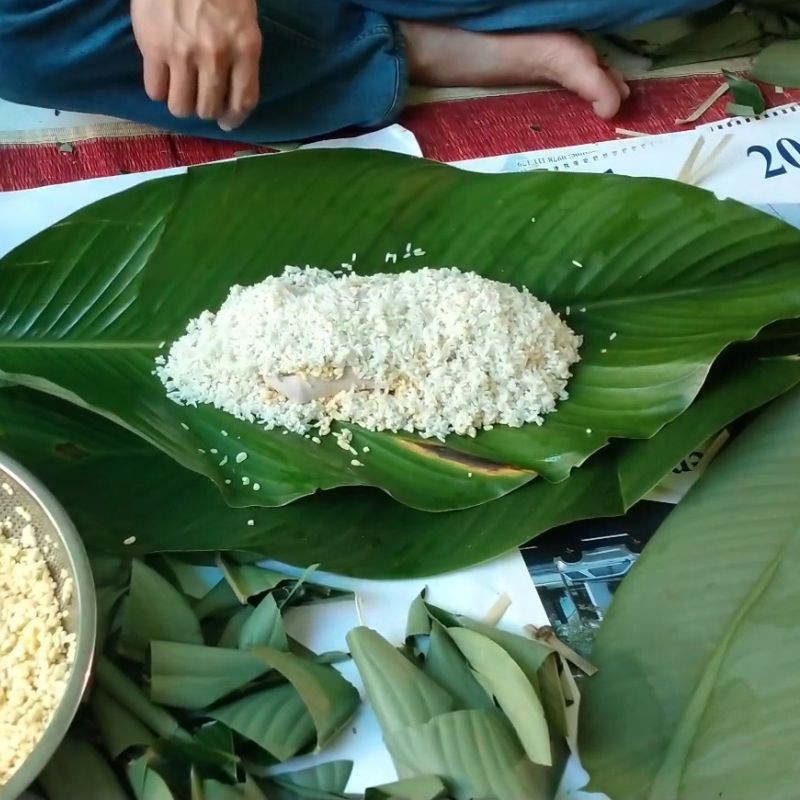 Bước 3 Trải nhân nếp, đậu xanh và thịt ba chỉ Bánh tét bằng lá dong