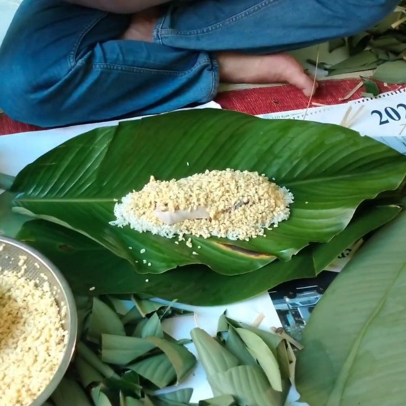 Bước 3 Trải nhân nếp, đậu xanh và thịt ba chỉ Bánh tét bằng lá dong