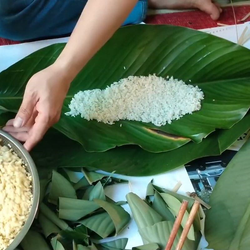 Bước 3 Trải nhân nếp, đậu xanh và thịt ba chỉ Bánh tét bằng lá dong