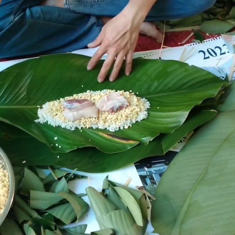 Bước 3 Trải nhân nếp, đậu xanh và thịt ba chỉ Bánh tét bằng lá dong