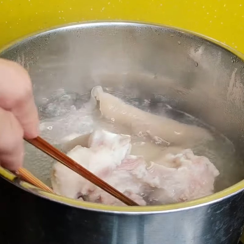 Bước 2 Trần sơ tai heo và da heo Thịt nấu đông