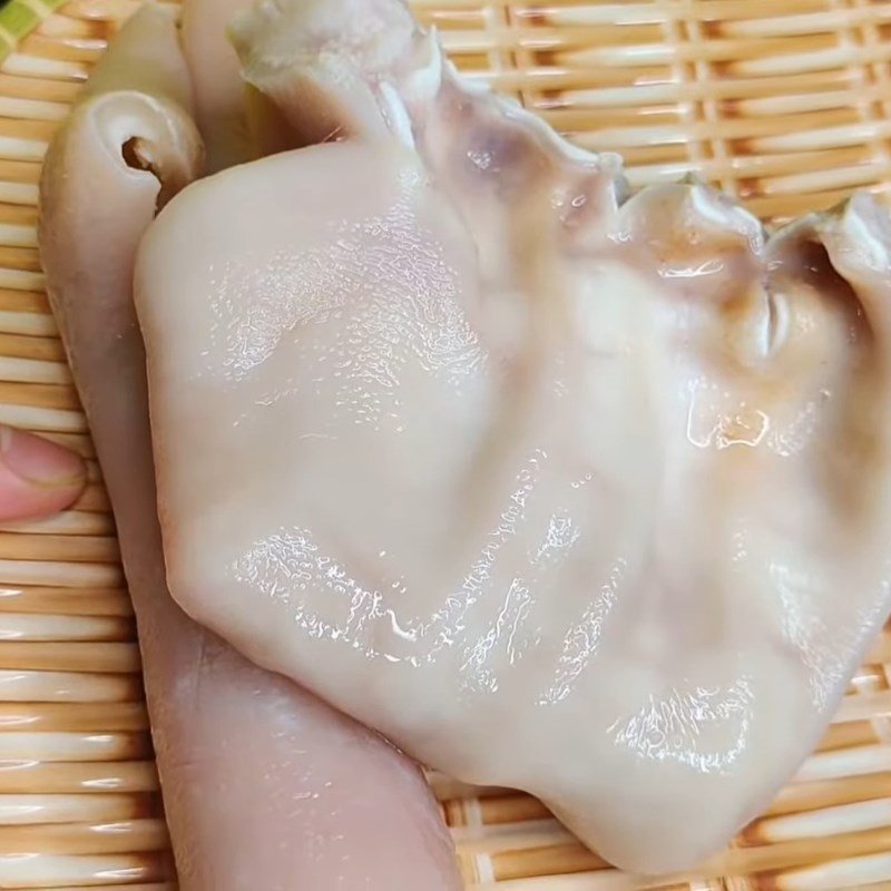Bước 2 Trần sơ tai heo và da heo Thịt nấu đông