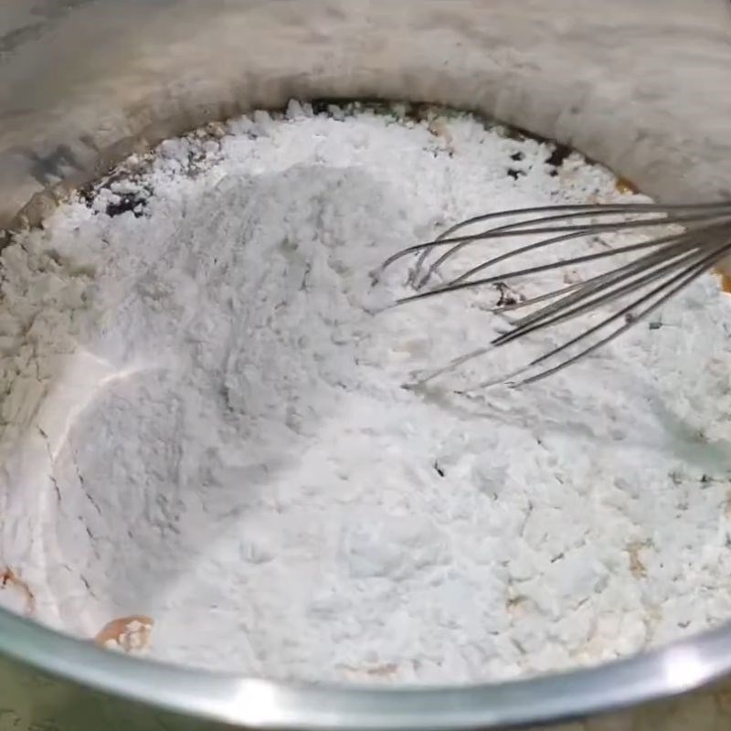 Bước 2 Trộn bột và men nở Bánh bò Cao Bằng