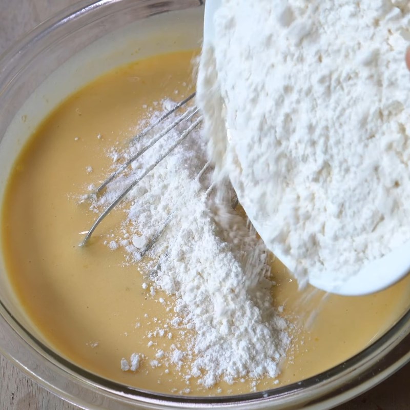 Bước 3 Trộn chuối và bột mì Bánh chuối hấp bột mì