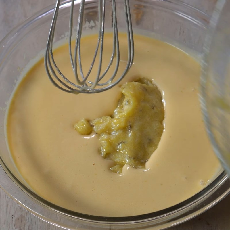 Bước 3 Trộn chuối và bột mì Bánh chuối hấp bột mì