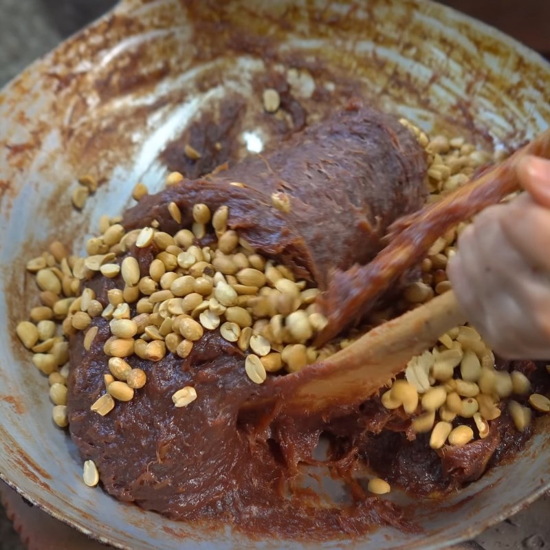 Bước 5 Trộn đậu phộng và ép kẹo Kẹo chuối tươi