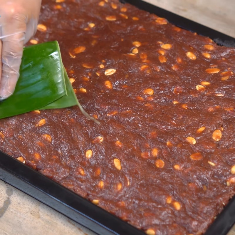 Bước 5 Trộn đậu phộng và ép kẹo Kẹo chuối tươi