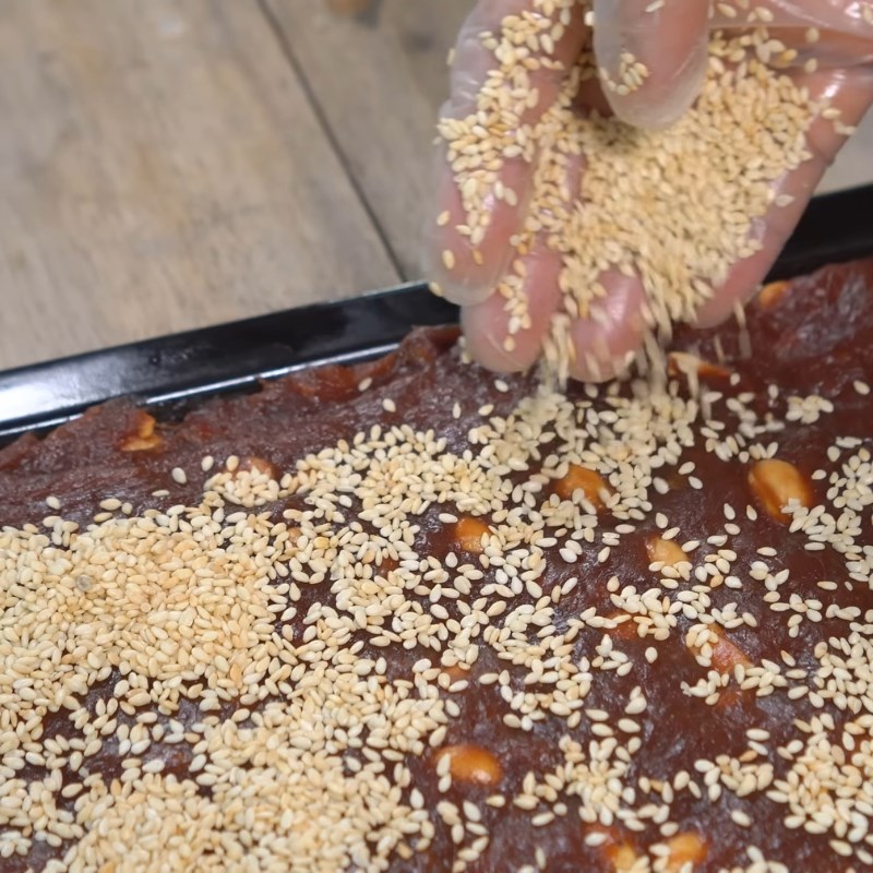 Bước 5 Trộn đậu phộng và ép kẹo Kẹo chuối tươi