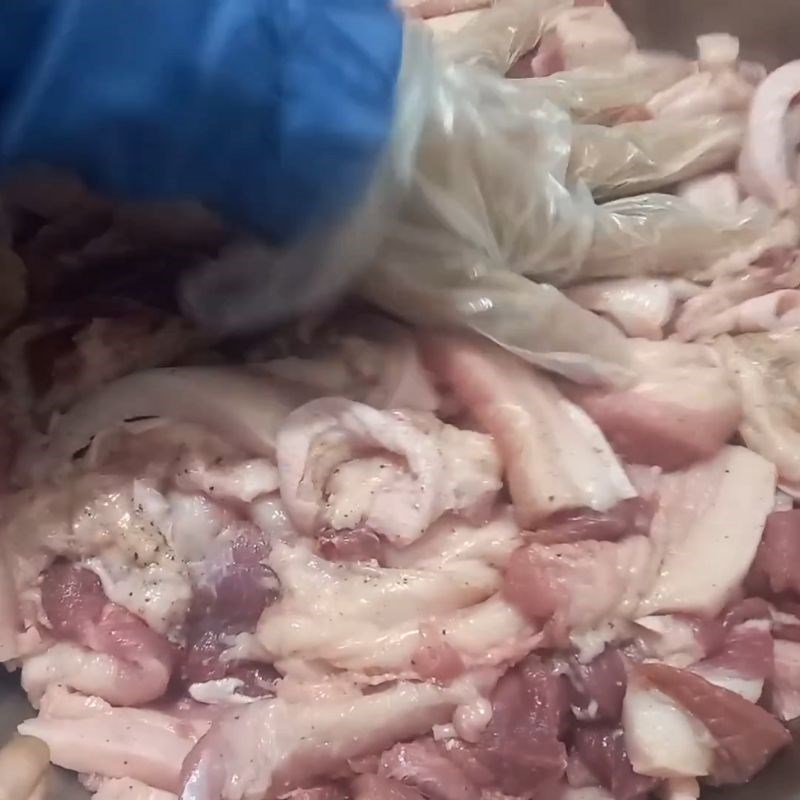 Bước 3 Trộn đều gia vị và thời gian ướp thịt Ướp thịt gói bánh chưng