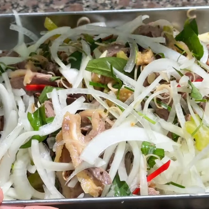 Bước 6 Trộn gỏi ngan tái chanh cùng rau thơm Ngan tái chanh