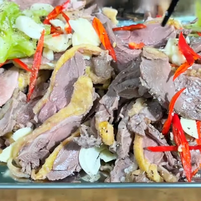 Bước 6 Trộn gỏi ngan tái chanh cùng rau thơm Ngan tái chanh