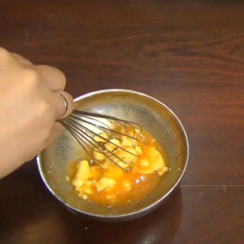 Bước 2 Trộn hỗn hợp lỏng và kết hợp bột bánh quy bằng nồi chiên không dầu