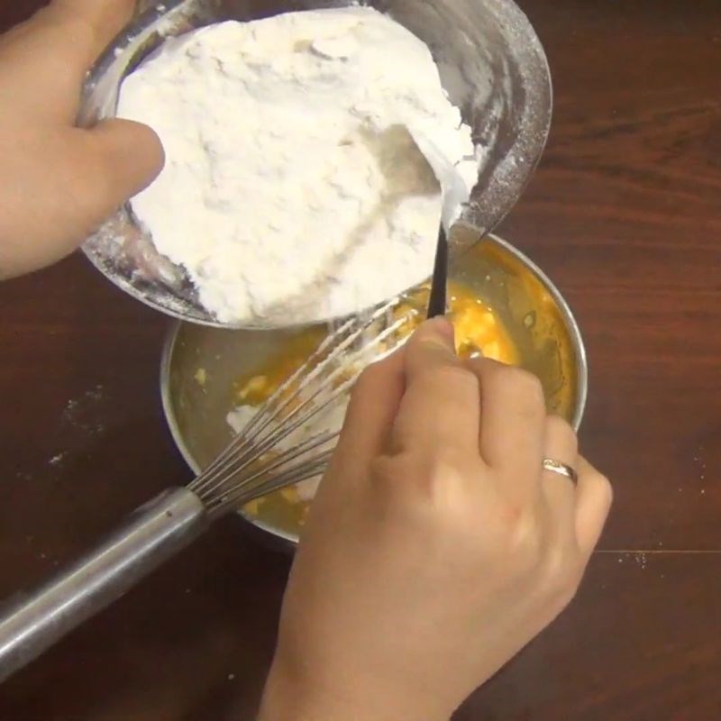 Bước 2 Trộn hỗn hợp lỏng và kết hợp bột bánh quy bằng nồi chiên không dầu