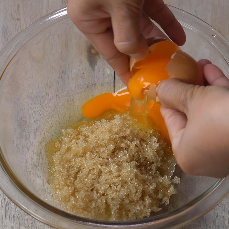 Bước 2 Trộn hỗn hợp trứng và đường Bánh chuối hấp bột mì