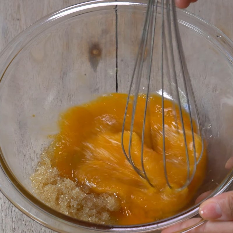 Bước 2 Trộn hỗn hợp trứng và đường Bánh chuối hấp bột mì